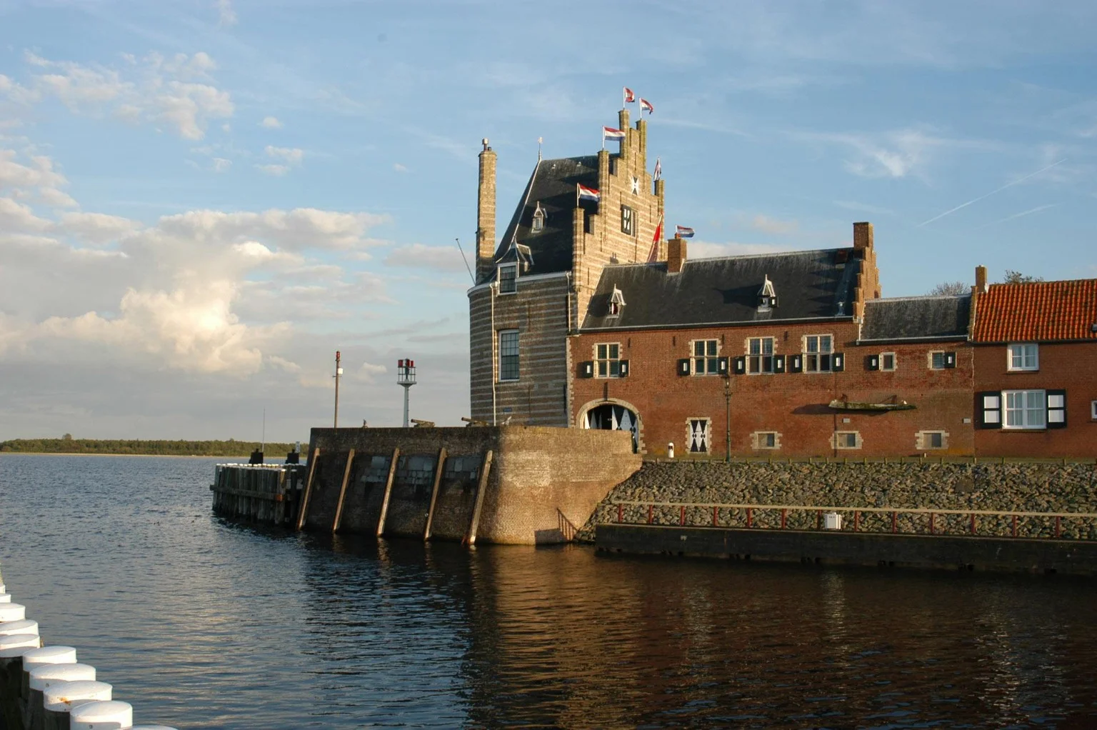 De Campveerse Toren en de kade, gezien vanaf het water