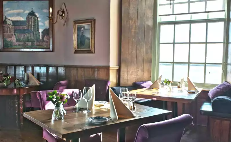 Een feestelijk gedekte tafel in de Campveerse Toren